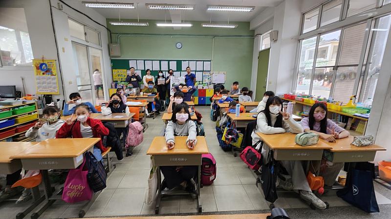 全體合影。（後排右起：李茂源主任、何宣儀研究生、陳映蓉研究生、林玫香導師、卓佳賢博士後研究員）