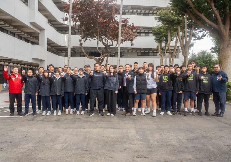 市長高虹安慰勞成德高中體育班大合照。