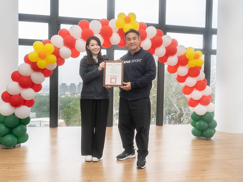 市長高虹安頒發市政顧問聘書予張泰山。