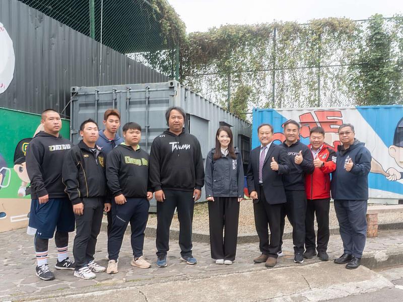 市長高虹安與市政顧問張泰山等人巡視校內運動場地。