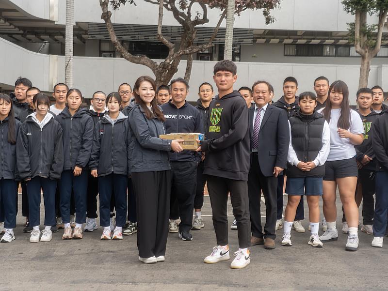 市長高虹致贈毛巾和運動飲料慰勞成德高中體育班學生。