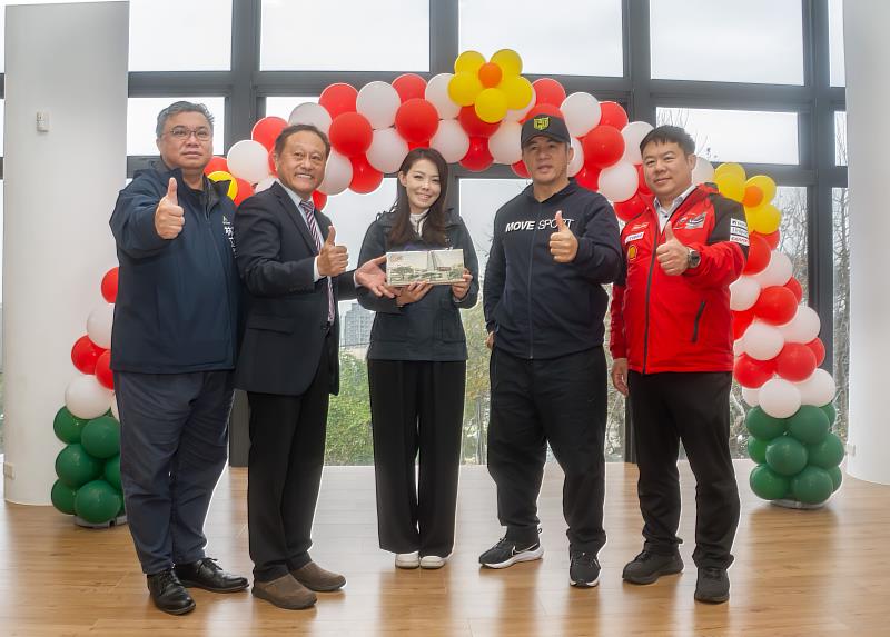 現場互贈紀念品展現友好關係。