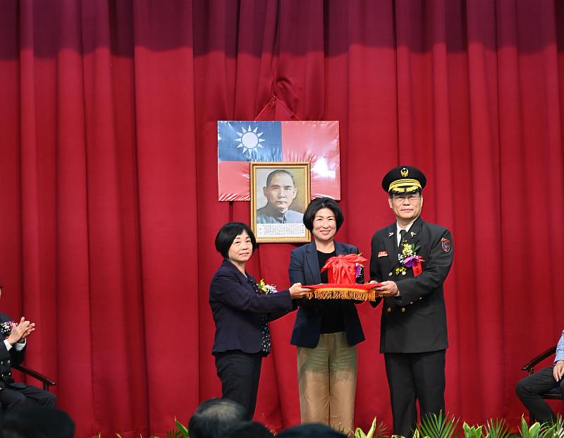 臺東縣消防局長布達 饒慶鈴感謝卸任管建興局長42年奉獻 期許新任盧東發帶領團隊再創高峰