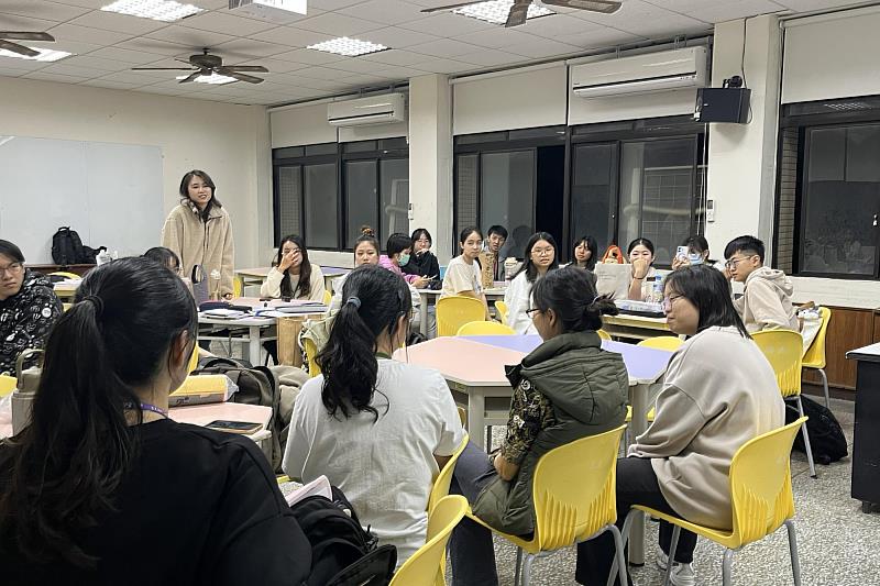 蔡淑妃副教授帶領南大特教師資生進行課後教學分享,針對教學現場觀察進行討論與反思,展現課程的動態修正機制。