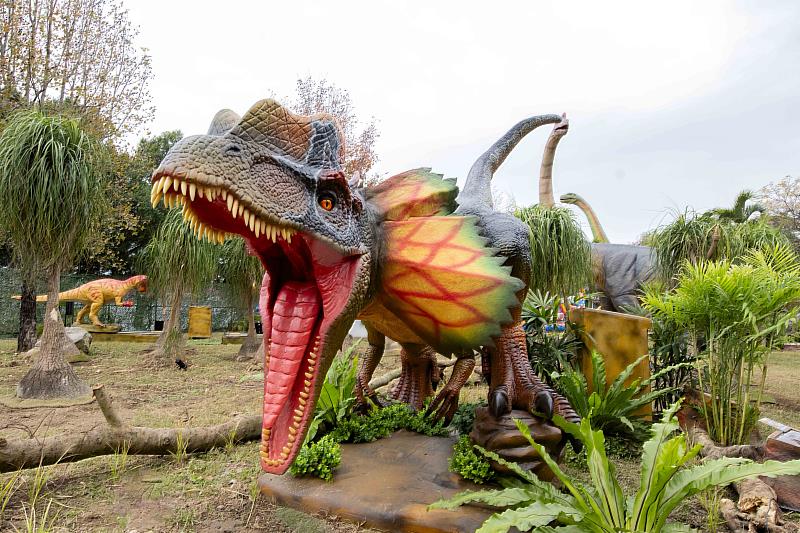 全動態擬真雙冠龍，一靠近就會仰天長嘯，讓現場民眾嘖嘖稱奇。