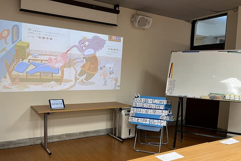 南大特教系課堂運用情境繪本與視覺化板子，清楚呈現教學情境與班級行為規範，協助學生理解學習重點。