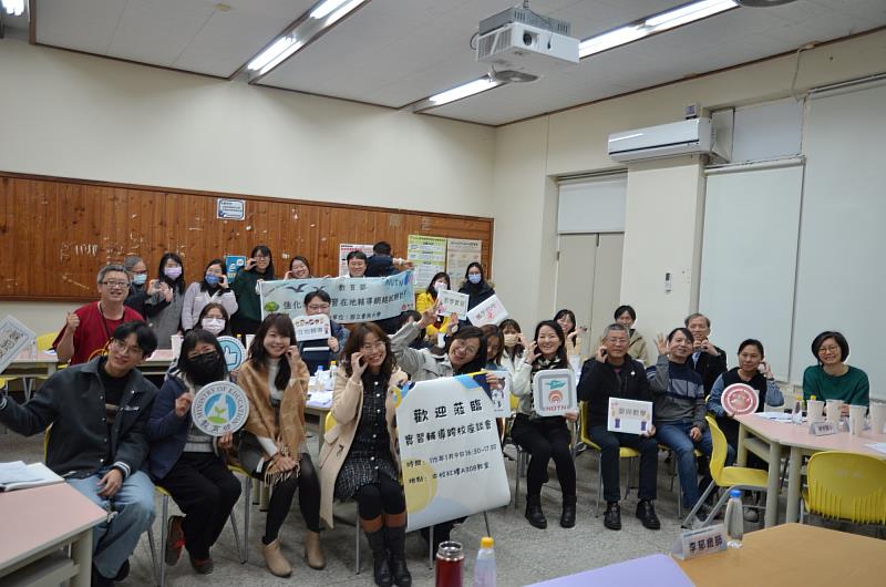 南大串聯國小夥伴，實習輔導跨校座談與會師長合影。