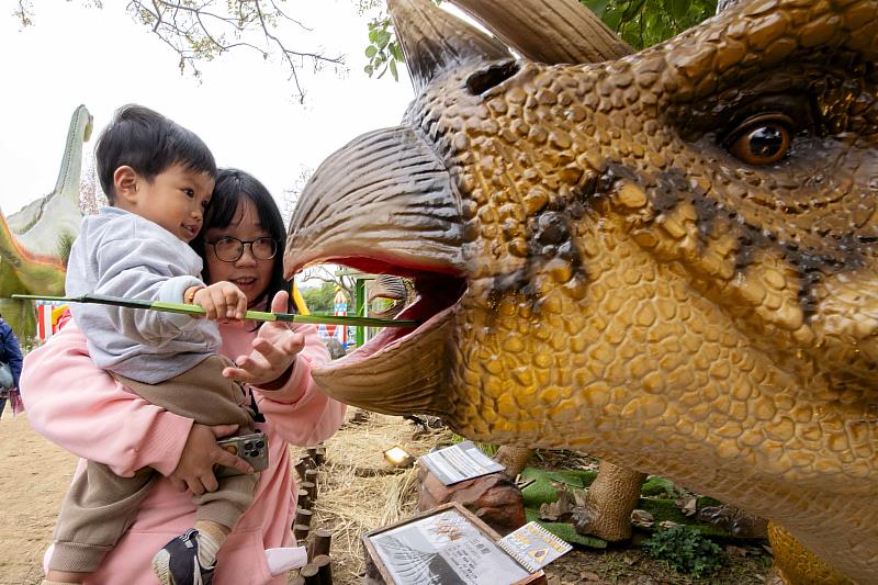 園區內互動超人氣三兄弟，小朋友開心地餵恐龍吃草。