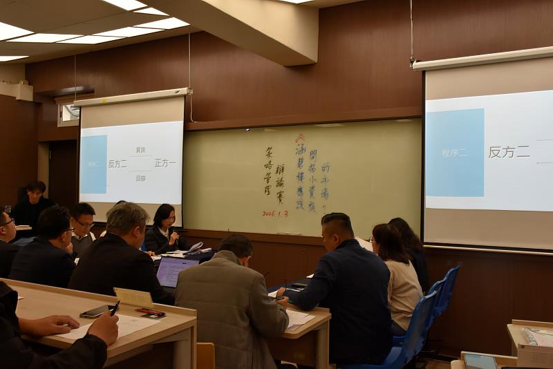 南大EMBA同學於策略管理辯論賽中進行質詢與答辯,展現實務導向的策略思考。
