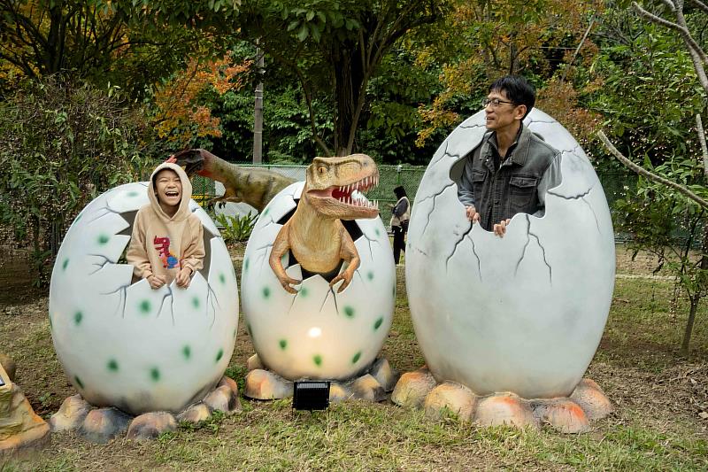 園區人氣景點孵蛋龍一家人，留下可愛的全家福照片。
