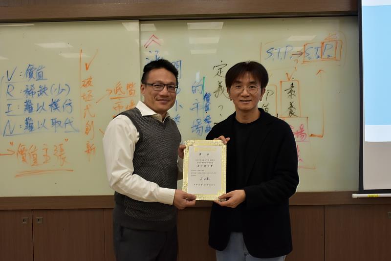 南大EMBA策略管理辯論賽頒發最佳辯士獎，肯定同學的策略思辨表現。