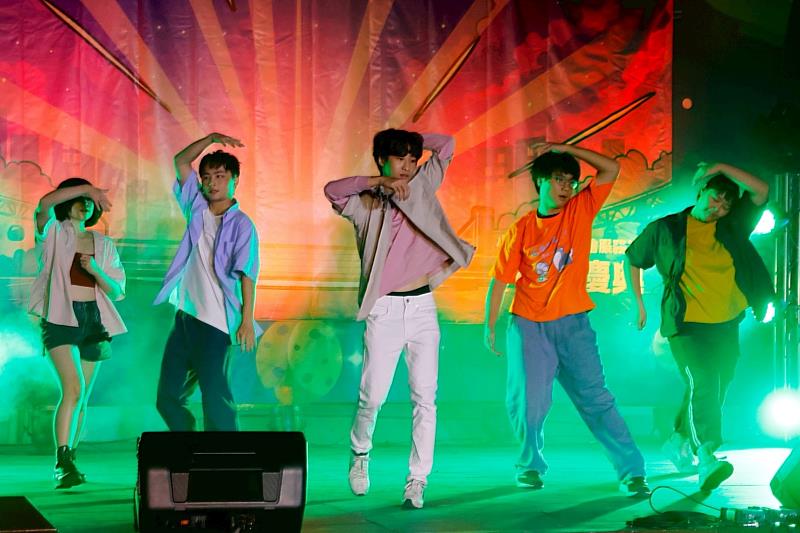 南大小太陽永續社會服務社社慶結合成語劇等多元演出形式，呈現學生社團在創意發想與團隊合作上的豐沛能量。