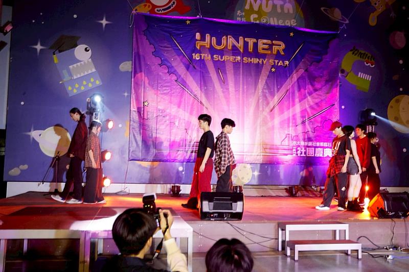 南大學生社團於小太陽永續社會服務社社慶活動中透過團康舞與互動橋段，拉近表演者與觀眾距離，營造熱絡校園氛圍。