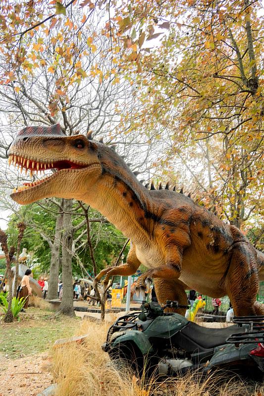 沈浸式場景猶如置身恐龍世界，呼朋引伴一起來探險！