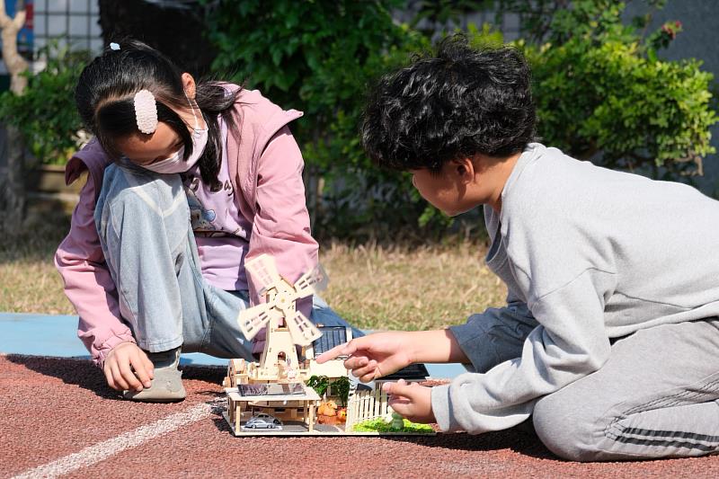南大太陽能小學堂帶領學生進行戶外測試，從實作中理解太陽能應用。