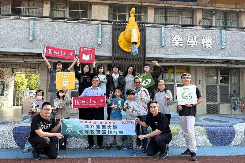 南大太陽能小學堂進階班小朋友與師長於戶外合影，見證學習成果。