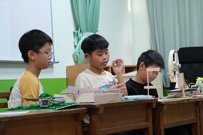 南大太陽能小學堂課程進行中，學生專注投入課堂學習。