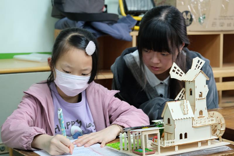南大太陽能小學堂課堂中，老師指導學生認識太陽能與資源循環概念。