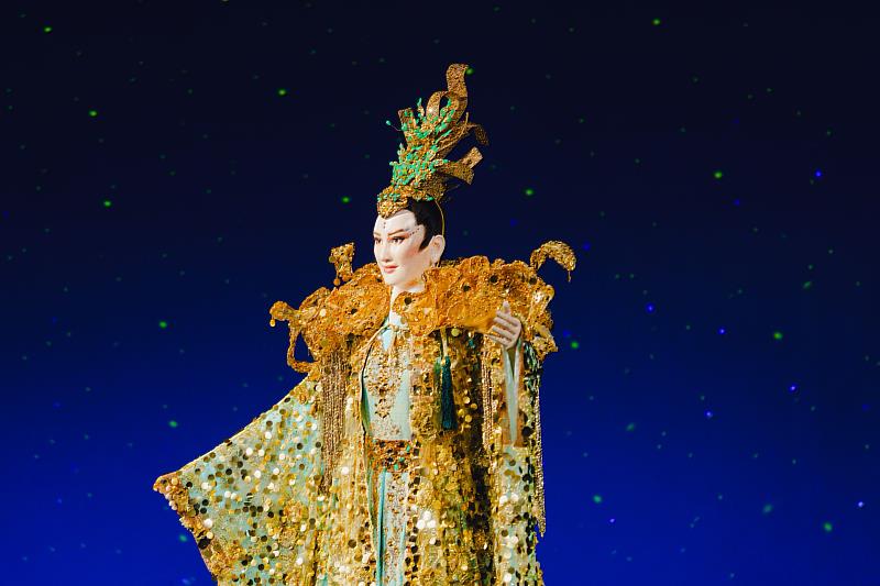 本展覽以楊麗花及歌仔戲為主題，展出楊麗花珍貴影音、照片、演出戲服、電視道具及布景等。