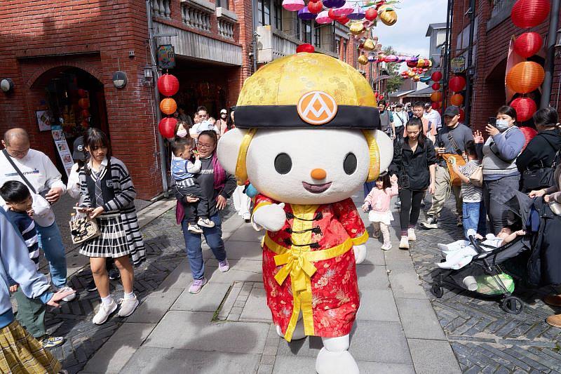 透過節慶踩街、祈福互動、親子手作與市集體驗，讓節慶氛圍穿梭於民眾的行走與體驗之間。