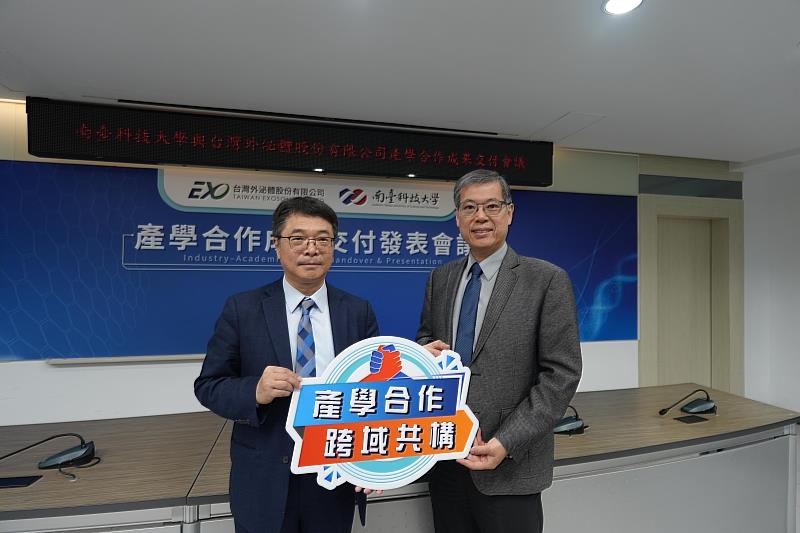 南臺科大學術副校長王振乾（右）與台灣外泌體公司執行長陳振興（左）共同舉起產學合作標語，象徵南臺核心技術成功導入日本產業鏈，攜手開拓全球生醫市場。