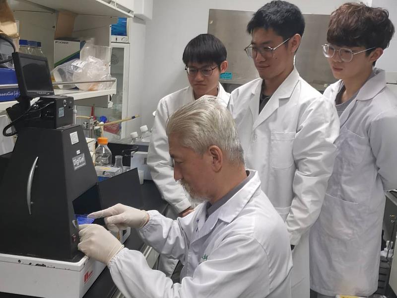 南臺科大褚俊傑特聘教授與研究團隊於實驗室合影。