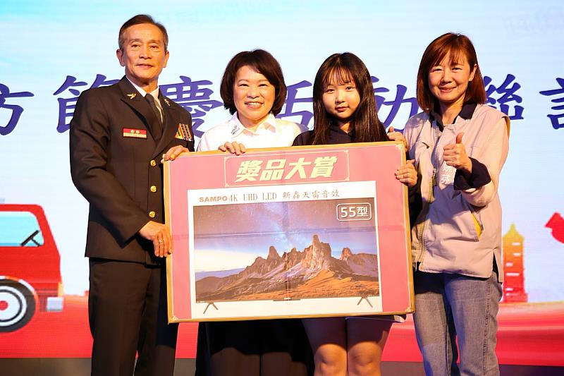 黃敏惠市長頒發市長獎