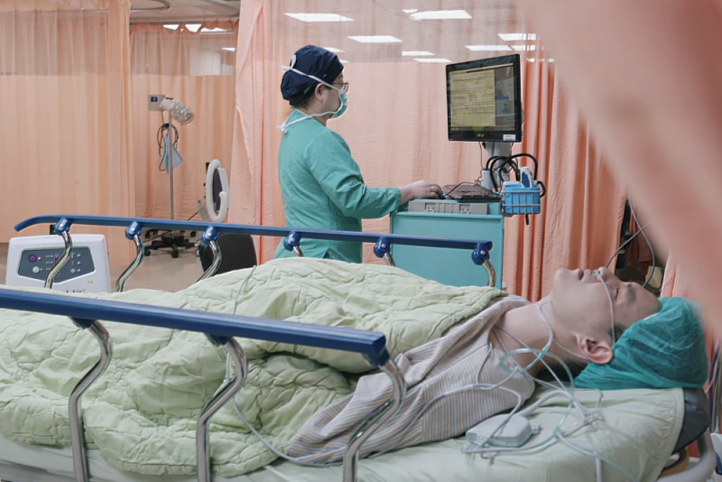 ERAS 強調外科、麻醉科、護理部、營養部與復健部的跨專業合作，高醫臨床團隊以標準化流程落實術前準備、術中優化與術後早期活動與進食，實際降低併發症、縮短住院天數，展現以病人為中心的照護價值