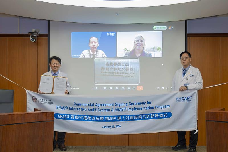 高醫與瑞典 Encare 團隊完成 ERAS<sup><sup>®</sup></sup> 導入計畫 及 ERAS<sup><sup>®</sup></sup> 互動式稽核系統簽署，正式成為南臺灣第一家與Encare合作的醫療機構，象徵高醫手術照護品質全面接軌國際，為 ERAS 術後康復照護體系邁向世界級標準立下關鍵基石。（左：高醫院長王照元；右：高醫副院長程廣義；影像畫面左二為瑞典 Encare 執行長 Rasmus Waller；影像畫面右二為瑞典Encare 亞太地區代表 Eva Reinander）