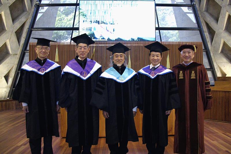 張國恩校長（右二）指出獲頒東海大學名譽博士必須同時具備學術地位、獲獎成就、產業貢獻及社會影響力四大條件。