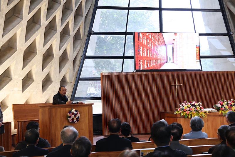 建築系主任曾瑋表示，姚仁喜擅長將人類情感透過材料、形式表現，並引用他曾說過的「建築是人類情感的容器」為其創作理念下最佳註解。