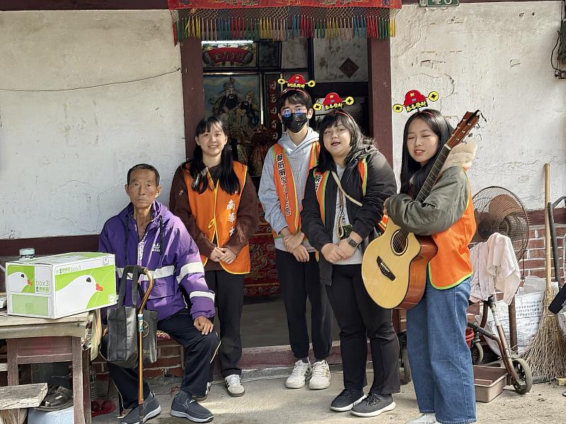 南華大學攜手蔡衍明愛心基金會寒冬送暖，學生透過歌聲關懷長輩並傳遞溫暖的祝福。