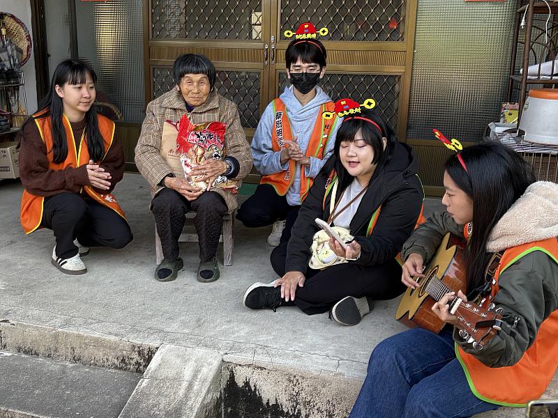 南華大學攜手蔡衍明愛心基金會寒冬送暖，學生透過歌聲傳遞關懷與祝福，讓長輩感動不已。。