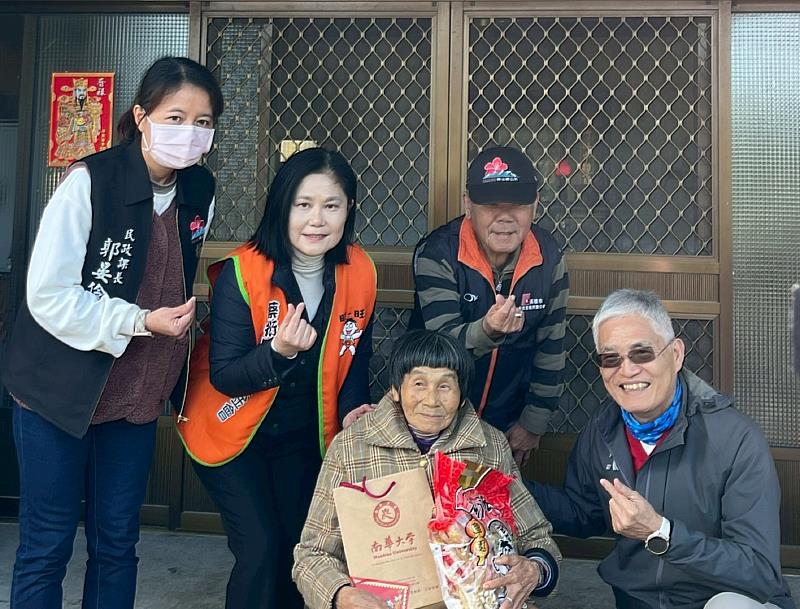 南華大學攜手蔡衍明愛心基金會寒冬送暖,深入造訪梅山鄉弱勢家庭,傳遞關懷與祝福。右1為高俊雄校長。
