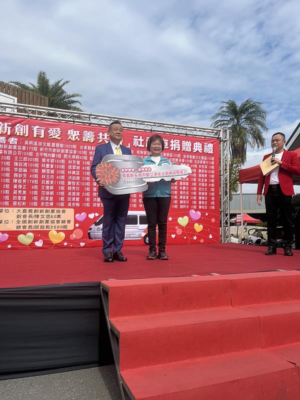 義賣瓜子做公益，大嘉義創新創業協會捐復康巴士回饋鄉里-5