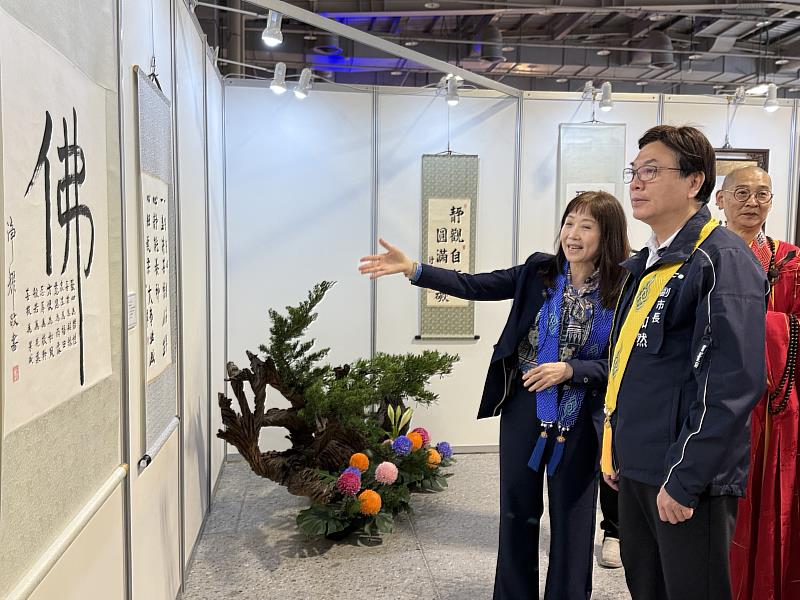 劉和然在淨化社會文教基金會董事長陳立純及慈法禪寺住持開善法師的帶領下，參觀淨耀大和尚墨寶展