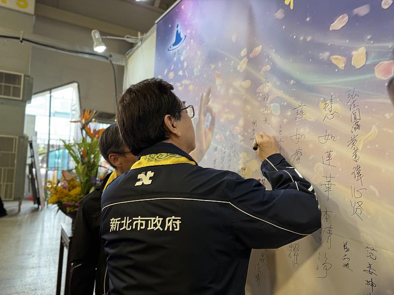 劉和然參觀淨耀大和尚墨寶展，並寫下「乘願再來」祝福語