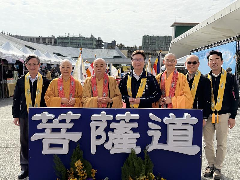 劉和然與大會主席心茂大和尚、見引法師、大慧法師及出席貴賓合影