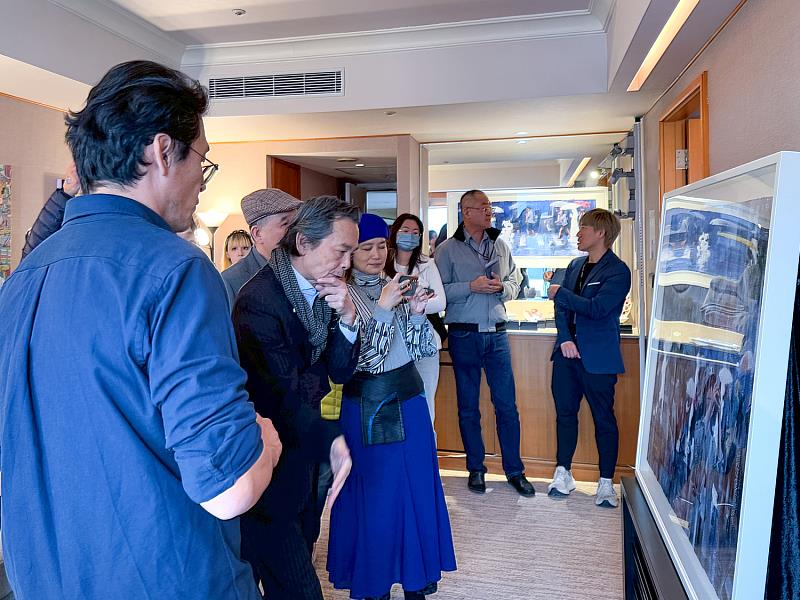 ONE ART Taipei 2026 開展首日，鶯歌光點展間迎來絡繹不絕的貴賓與觀眾，房內外人潮流動，展覽氛圍熱烈。