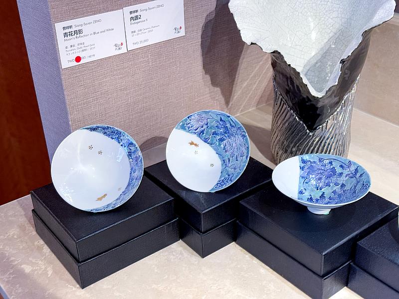 曾祥軒作品《青花月影》以瓷、黃金與珍珠金交織出華麗層次，VIP 預展日即傳來收藏佳音；鶯歌光點展間仍展出多件精彩作品，邀請把握展期到場親自欣賞。