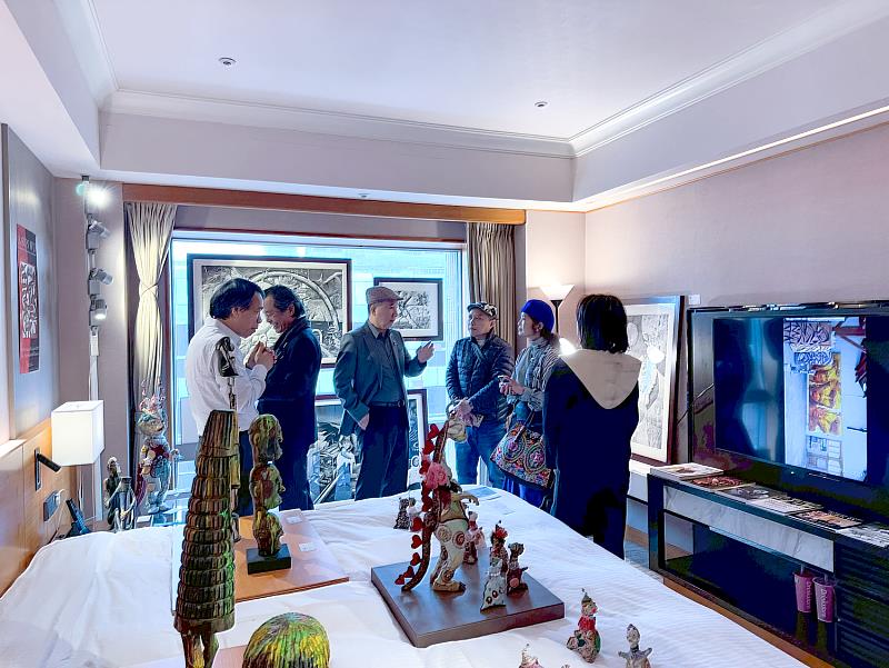 觀眾在作品前停步細看、交換觀展心得，從平面、雕塑到陶藝，各類媒材在同一空間交會，帶出一場「越看越有得聊」的觀展節奏。