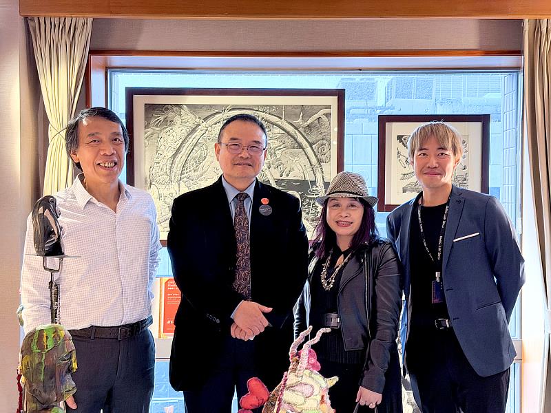 VIP 預展日貴賓蒞臨鶯歌光點展間交流，故宮蕭院長、台師大教授 Nina Edwards 等多位來賓到場觀展，現場互動熱絡，為展期增添溫度與亮點。