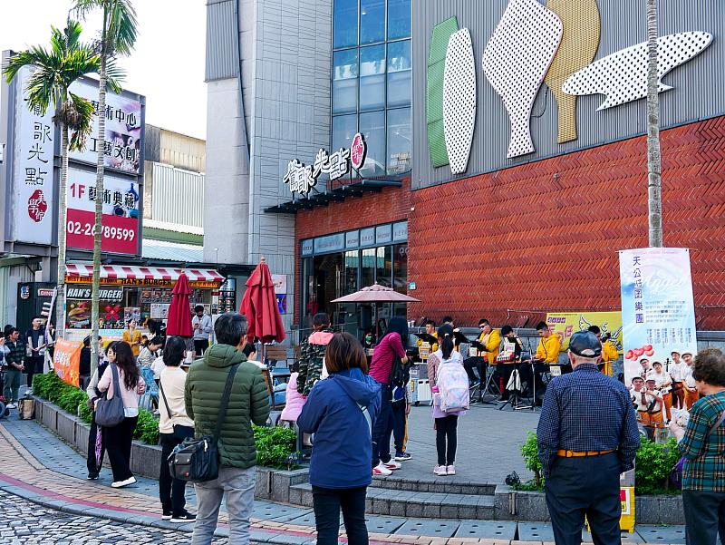 天公仔囝樂團於鶯歌光點北廣場演出,吸引大批民眾駐足欣賞,為新年度揭開溫暖序幕。