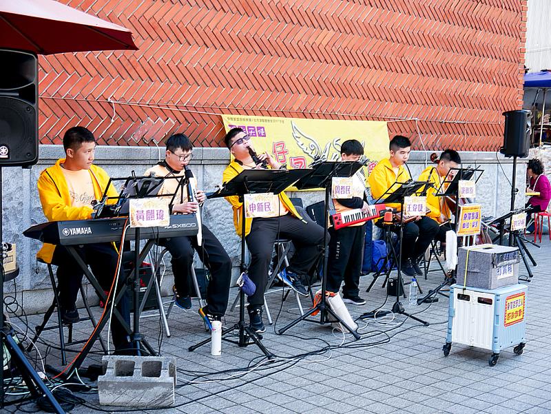 舞台上笑容與音樂交織，天公仔囝樂團以充滿活力的演出，為鶯歌老街帶來歡樂與正能量。