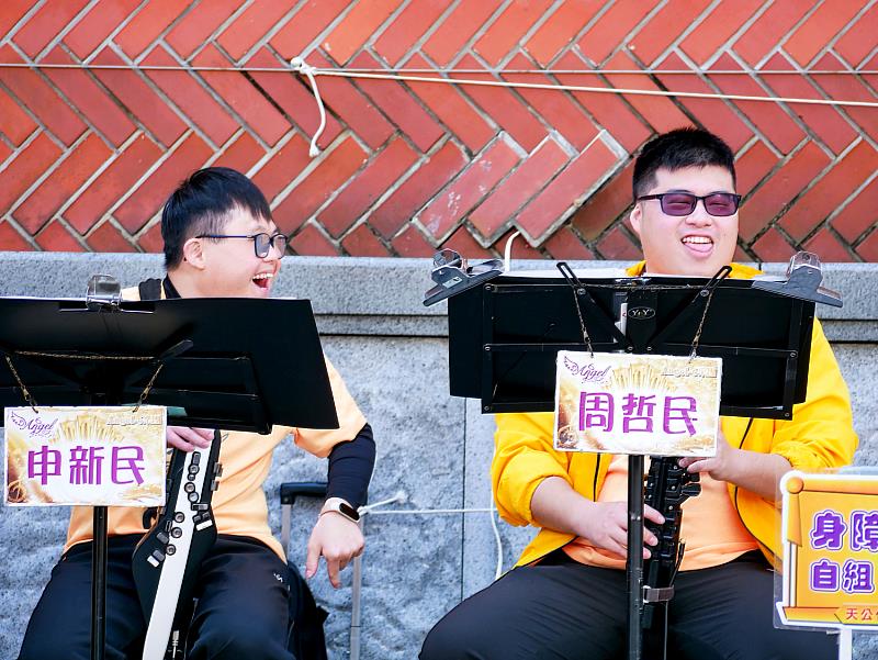 樂團成員專注投入演奏，彼此默契十足，音樂在老街間流動，讓現場觀眾自然沉浸其中。