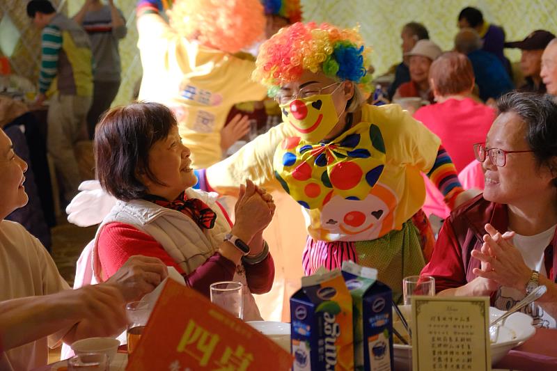 由退休長者組成的關懷小丑協會現場帶動長者健康熱舞，甩開心理孤寂與憂鬱。