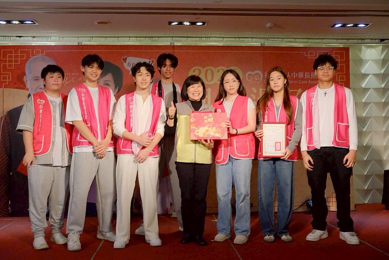 永和區區長周慶珍頒發感謝狀給長期與中華長照協會合作愛心送餐的青少年志工組織Hunger Free Project