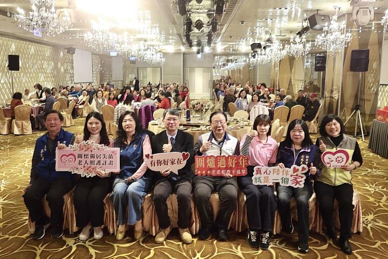 中華長照協會舉辦第八屆「2026圍爐過好年 老老相伴不孤單」活動，共計110位獨居長者圍爐吃團圓飯，佳節倍感溫暖。