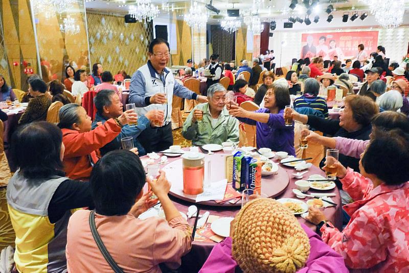 長期深耕新北市中永和地方服務的立法委員林德福，一桌桌向長輩們祝賀新年新希望。