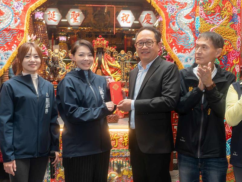 新竹都城隍公爺277週年聖誕千秋,高虹安市長率市府團隊虔誠到場祝壽。